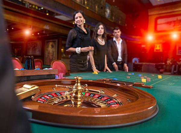 Discover Popular Gaming Features Offered by คาสิโนออนไลน์ Platforms