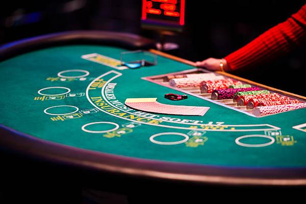 Exploring Live Dealer Rooms at a Singapore online casino